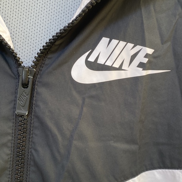 Nike wind breaker hoodie - Picture 5 of 9